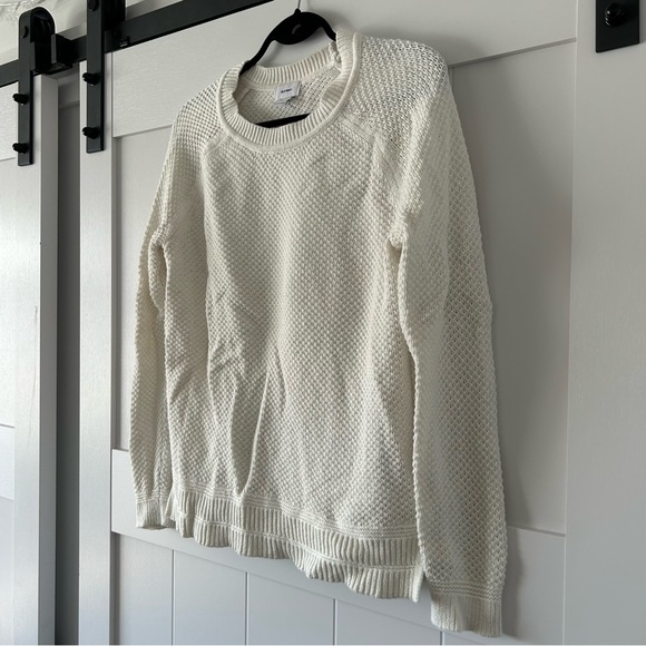 🐧 2/$15 Old Navy Lightweight White Crewneck Knit Sweater - Picture 3 of 5
